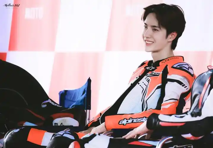 王一博和他的大摩托=快乐 - 堆糖,美图壁纸兴趣社区