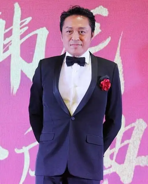 56岁马景涛近照一身帅气西服心情大好获大妈粉丝围追示爱