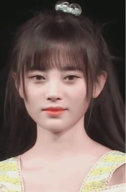 看看鞠婧祎早期照片,再看如今的照片,从眼睛就能看出有没整容!