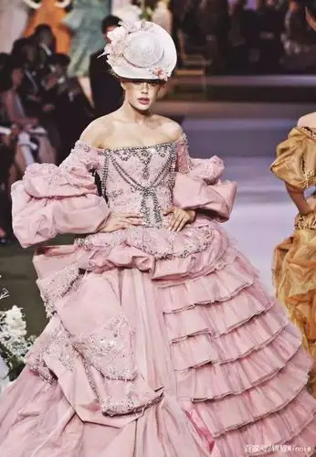 look1:自带仙气,欧式复古宫廷风连衣裙