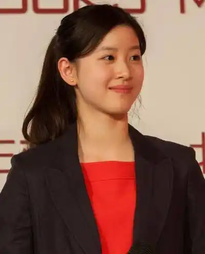 章泽天纯素颜与农民伯伯互动,高清镜头下黑痣都看清了,还美吗?