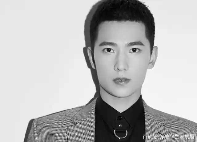 杨洋活动尴尬比错手势,于是在线抄作业,体现不一样的反差萌