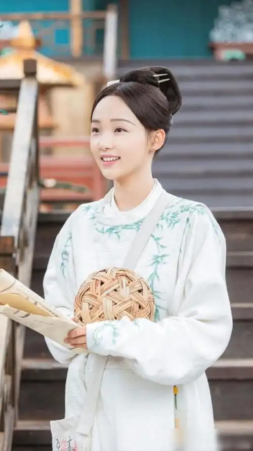 《青青子衿》吕小雨美图分享,长相太一般了,没女主脸,胜在可爱