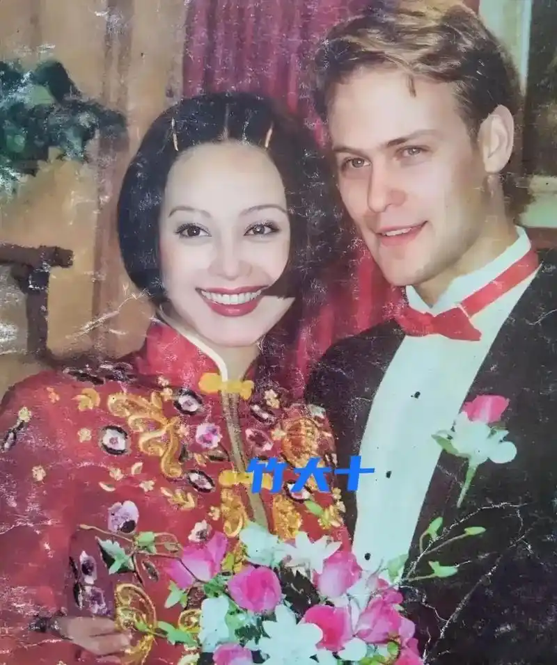宁静和前夫的合影,看两人的颜值还真的挺般配的[思考][思考]