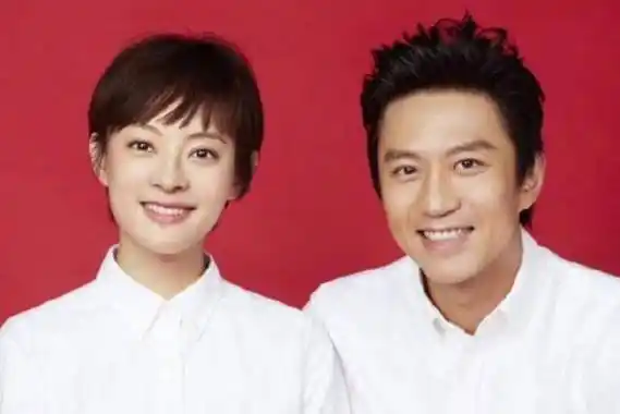 两个人男帅女美,就连证件照看上去都是很精致漂亮的,得到了大家的关注