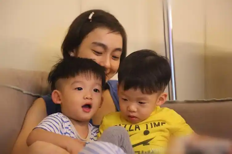 范玮琪晒全家福 双胞胎儿子表情抢镜--湖南频道