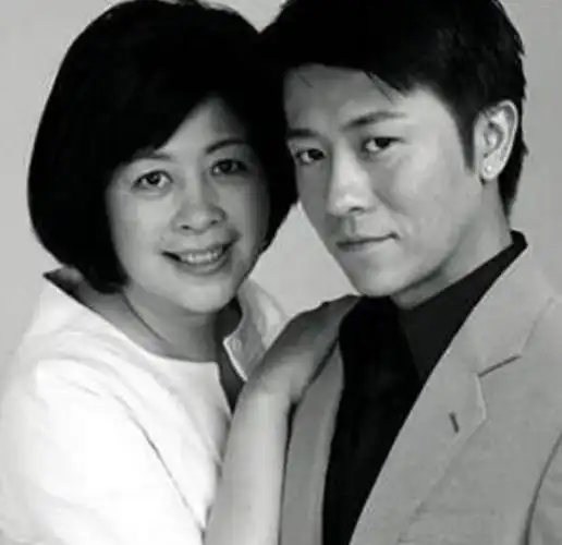 很多人知道李小婉,是因为她作为经纪人一手捧红了周迅和陈坤.