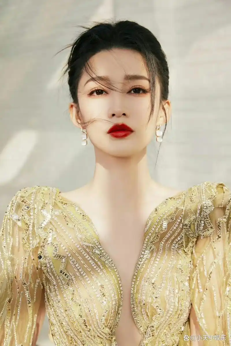 李沁体态绝了!深v薄背,有种参加金鹰女神颁奖的感觉!