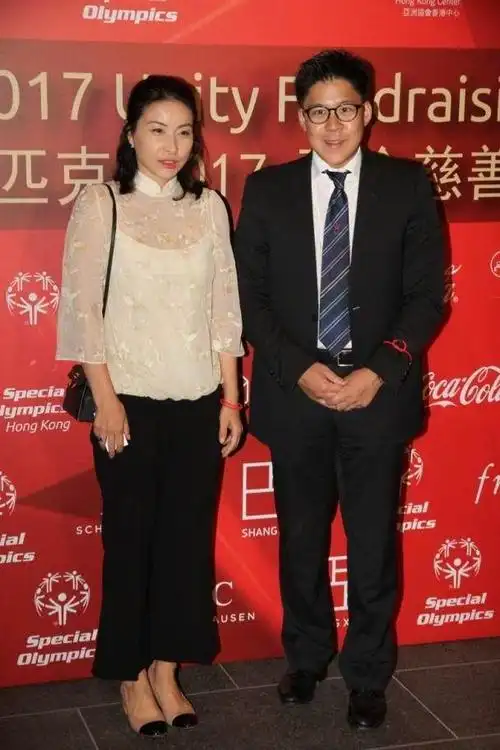 这是他们两个人的合照,而且他们两个人的身高其实都是差不多的那一种.