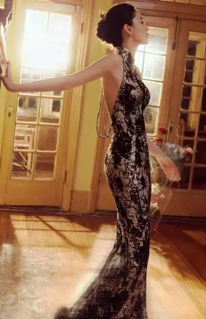 备受瞩目的女明星angelababy杨颖以一身惊艳的中式刺绣露背旗袍亮相