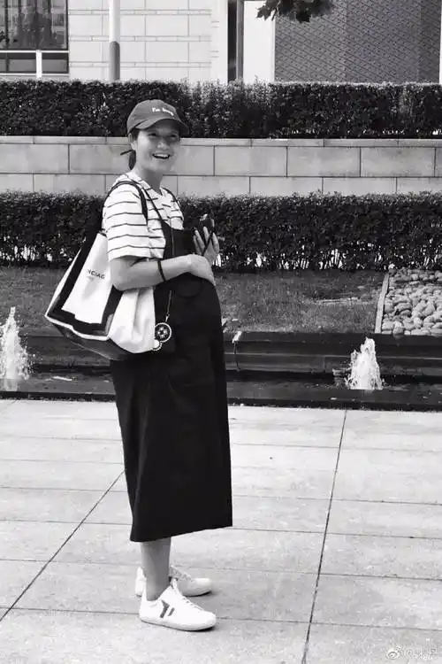 朱丹晒超大孕肚