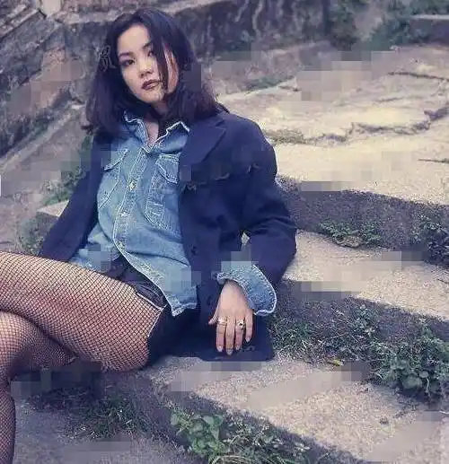 穿短裤配渔网袜秀美腿,盘腿坐地姿势霸气_个人_专辑_乐坛