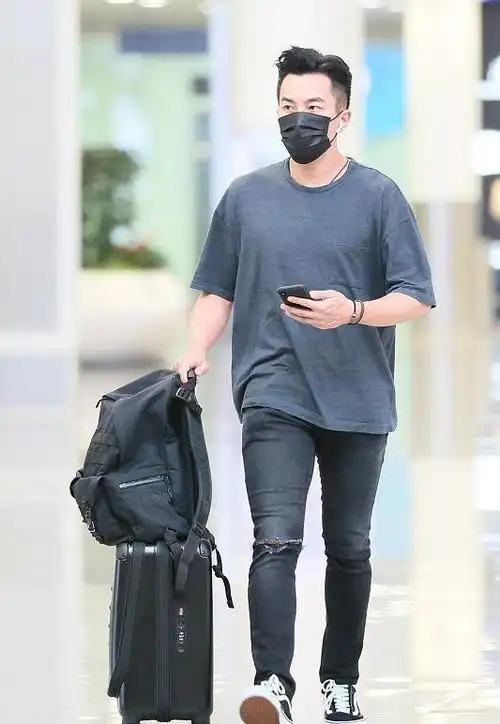 刘恺威猛男块头没维持住,身材发福穿灰色t恤,帅哥风采都淡了