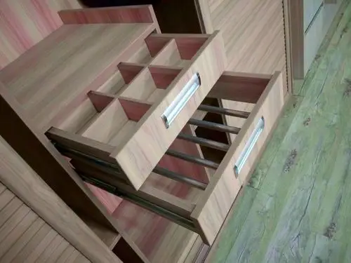 抽屉里小格子设计,能让您的内衣,袜子等分类存放,下面裤屉,是否感觉