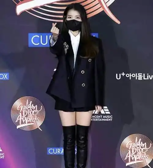 七分钟20万赞:iu金唱片红毯造型曝光,后台蓝色连衣裙瞩目