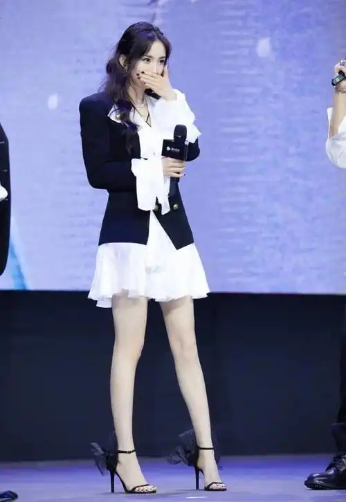 杨幂性感大长腿高跟鞋