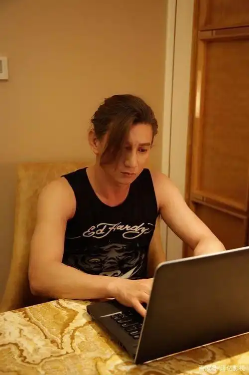 在家上网的吴奇隆,留着长发,穿着背心,别提有多帅了