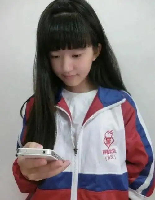赵露思中学时期穿校服自拍照曝光,无美颜依然美丽,很明显没整容