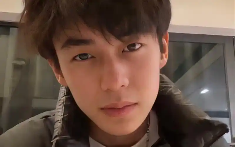 11凌晨余庆伟直播录屏 前面附上一段珍贵无灯牌_哔