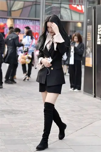 早春时节可以选择长靴来搭配过膝款式更保暖