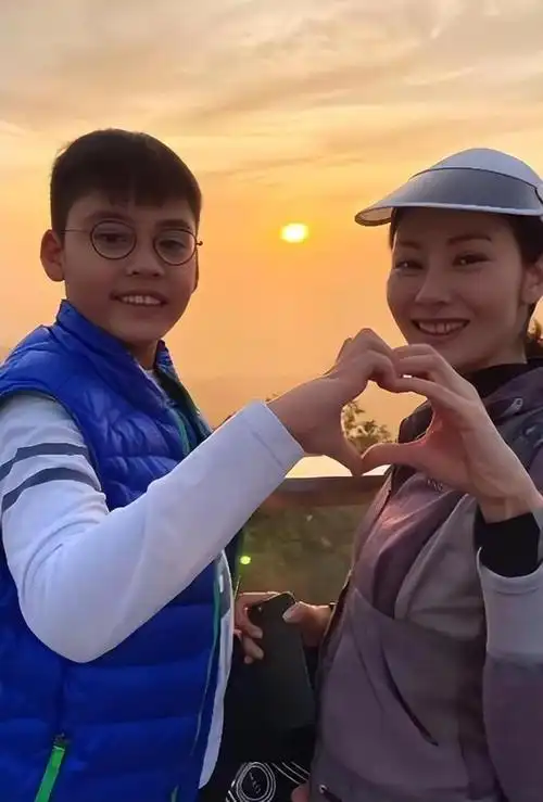 李嘉欣迎接 54 岁生日,晒定制礼物和狗狗,生活状态很好