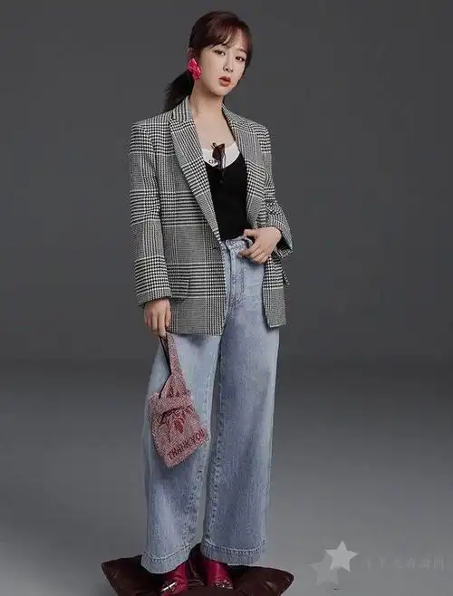 coach蔻驰官网女士产品系列代言人杨紫展现青春魅力