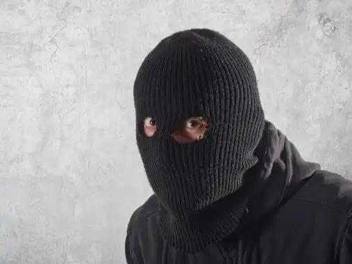 喝多了就拳打老婆,老婆不急不恼,蒙面人闯进家,才知她不是凡人