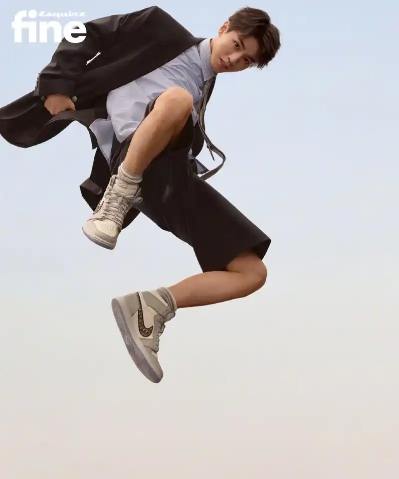 王俊凯拍写真眼神撩人四肢乱舞放飞自我