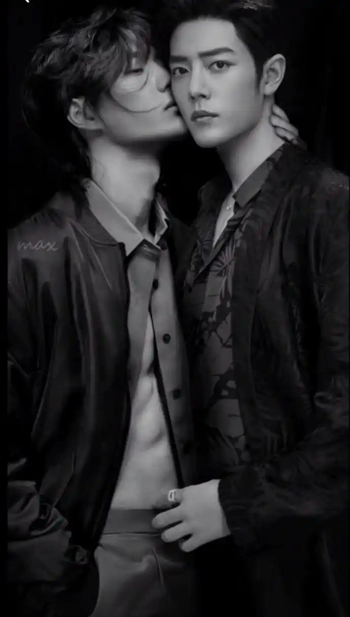 王一博和肖战的亲密照～见过这些照片么? 嘻嘻 给大家的深夜福利哦