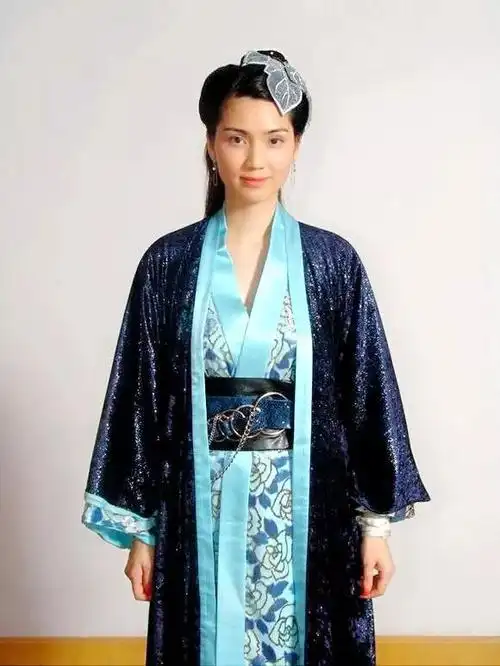 而在早前热播的《刁蛮公主》中,洪欣的古装造型也令人惊艳,扮演女主