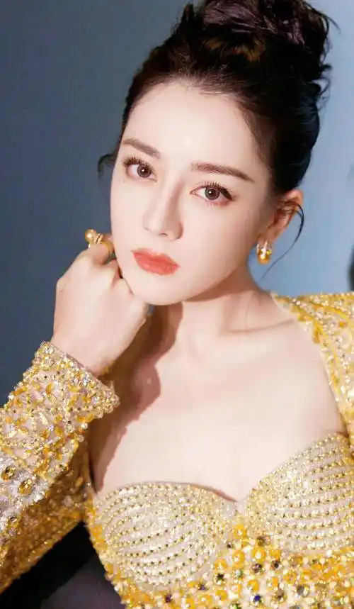 迪丽热巴穿金色礼服大露美背,大秀事业线好迷人_身材_连衣裙_气质