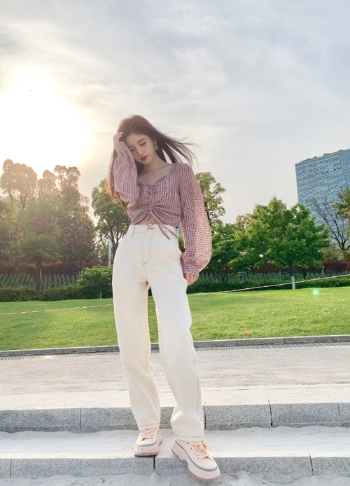 鞠婧祎的"楚雨荨装"真是绝了,站起来的那一刻,腿怎么不直了?