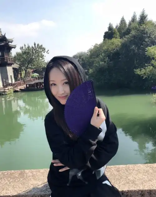 原创杨钰莹去旅游真会穿连帽卫衣配半身裙超减龄说她18岁我也信