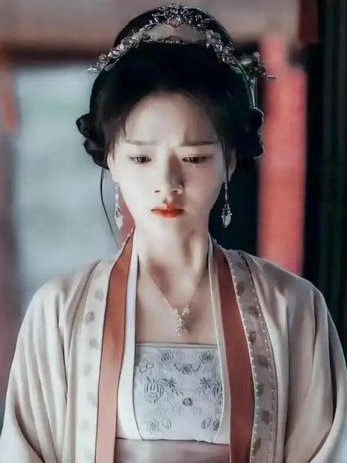 姚安娜懵了!没想到"女装大佬"这条赛道还有对手