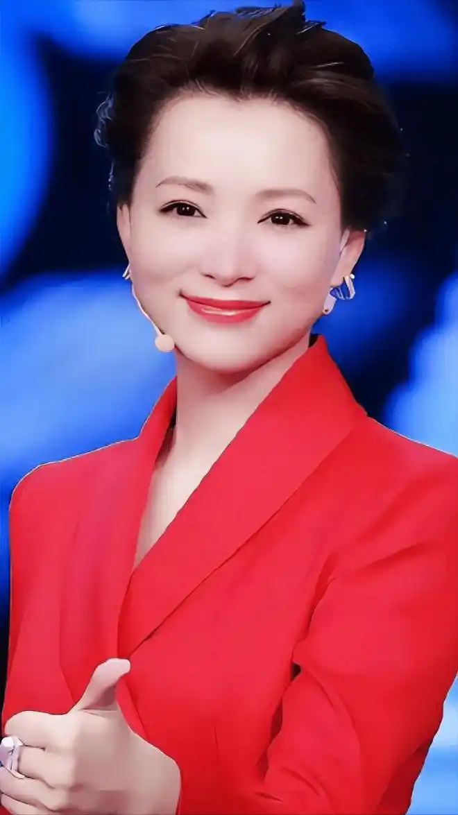 这一次,好口碑被丈夫尽毁的董卿,竟以这种"姿态"回归了