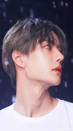 王一博的下颚线也太绝美了吧,高挺的鼻梁,真想在上面滑滑梯