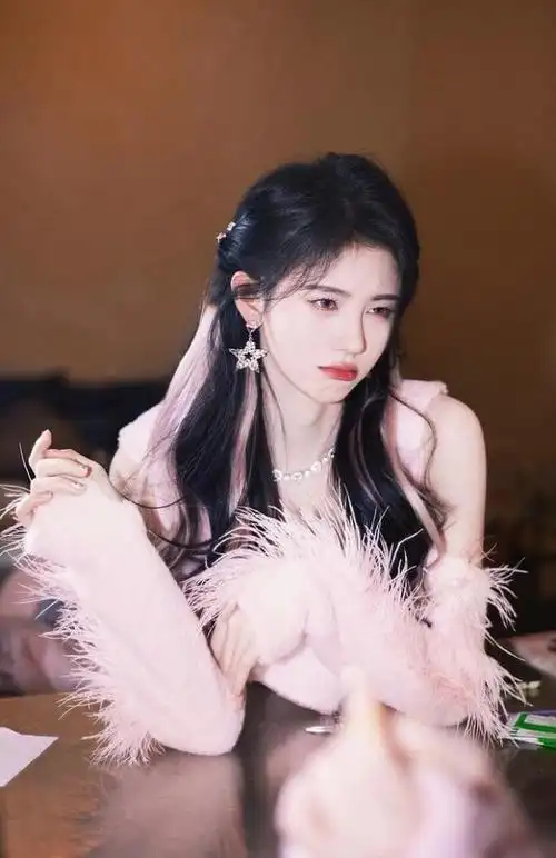 鞠婧祎有多仙穿一袭粉色羽毛裙似18岁少女甜美又养眼