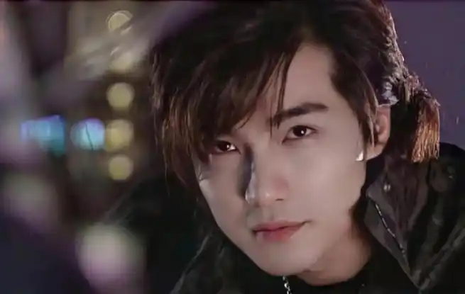 我心目中为数不多符合邪魅一笑代名词且不油的男生!