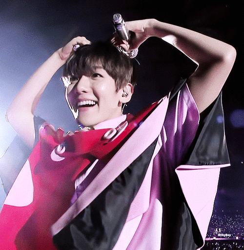 边伯贤超话bbx bbh#边伯贤可爱本体#小狗花式比心78爱要大声说给全