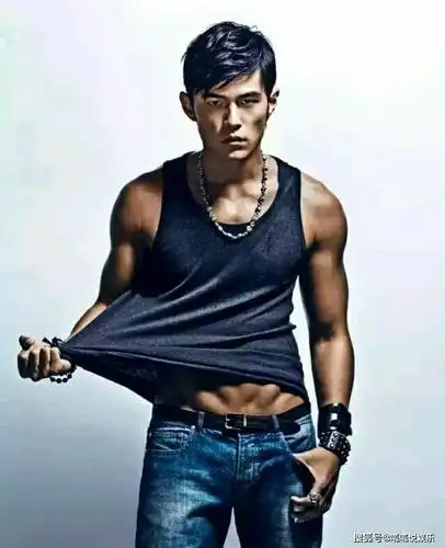 后来可能因为工作原因疏忽了锻炼就再也没看到周杰伦的腹肌和肌肉了