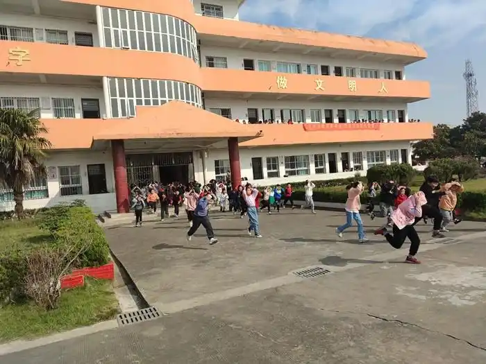 和县白桥中心小学开展防震减灾安全疏散演练活动