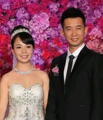 从星光大道上火的王二妮,在节目中透露过,王二妮透露自己与丈夫是"