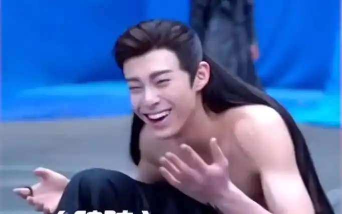 王鹤棣露腹肌他穿的是小兰花的外套耶