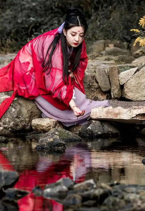 美艳红衣古风侠女户外写真高清图片