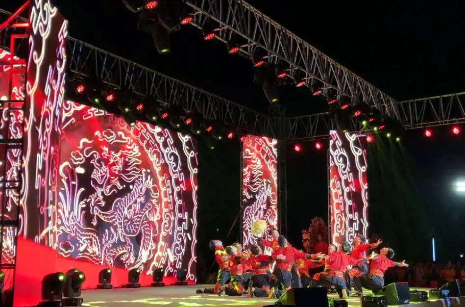 973中国梦劳动美工会情这场演出在雨后露天舞台震撼开演