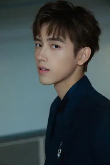 陈飞宇身着迪奥essential系列男装 勾勒儒雅绅士型格