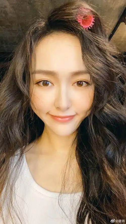 平时她的发型不是斜分,就是齐刘海,保证不把额头露出来,但前不久她在