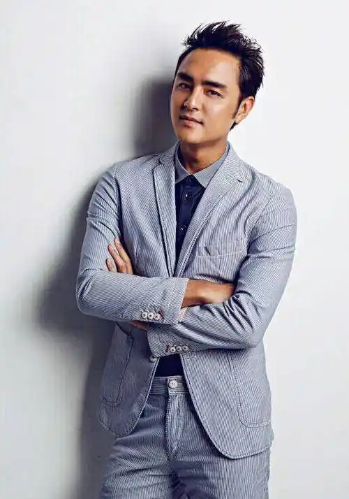 明道出镜被疑用假景,拍视频回怼,曾帮哥还债千万_网友_哥哥_张庭