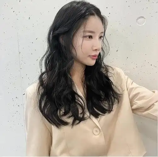 可爱卷发发型图片女(2022羊毛卷烫发火了q弹卷度超可爱)(4)