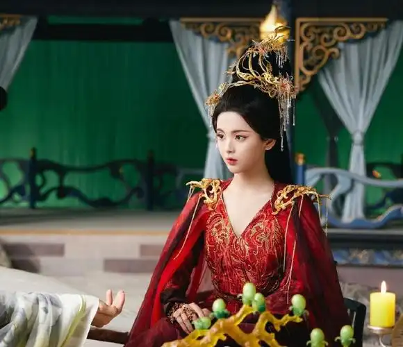 杨超越《七时吉祥》新剧照,红衣女帝好霸气,今晚和沧海不见不散啊